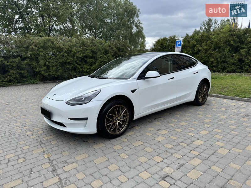 Седан Tesla Model 3 2022 в Львове