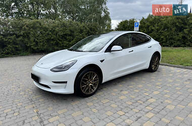 Седан Tesla Model 3 2022 в 