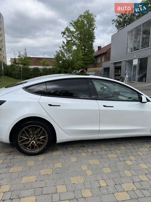 Седан Tesla Model 3 2022 в Львове