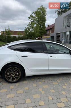 Седан Tesla Model 3 2022 в 