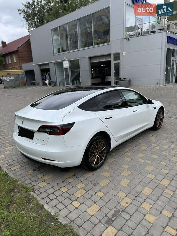 Седан Tesla Model 3 2022 в Львове