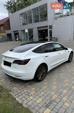 Седан Tesla Model 3 2022 в 