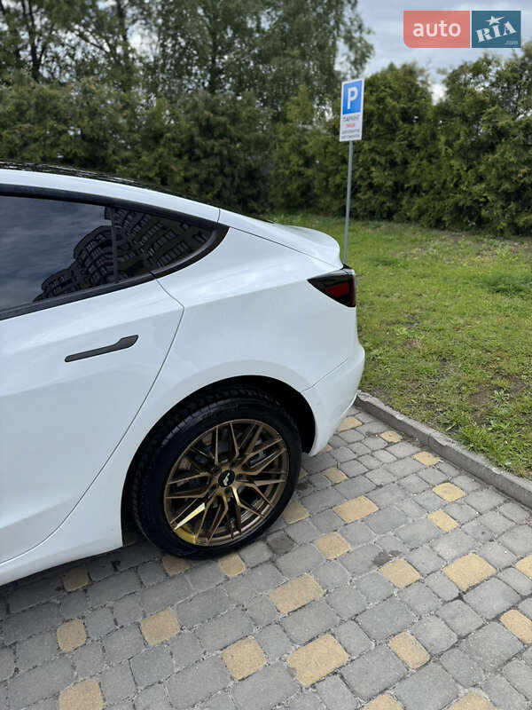 Седан Tesla Model 3 2022 в Львове