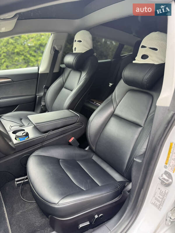Седан Tesla Model 3 2022 в Львове