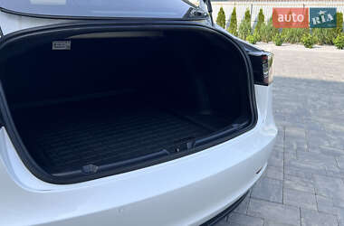 Седан Tesla Model 3 2020 в 