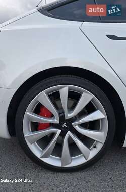 Седан Tesla Model 3 2019 в Миргороді
