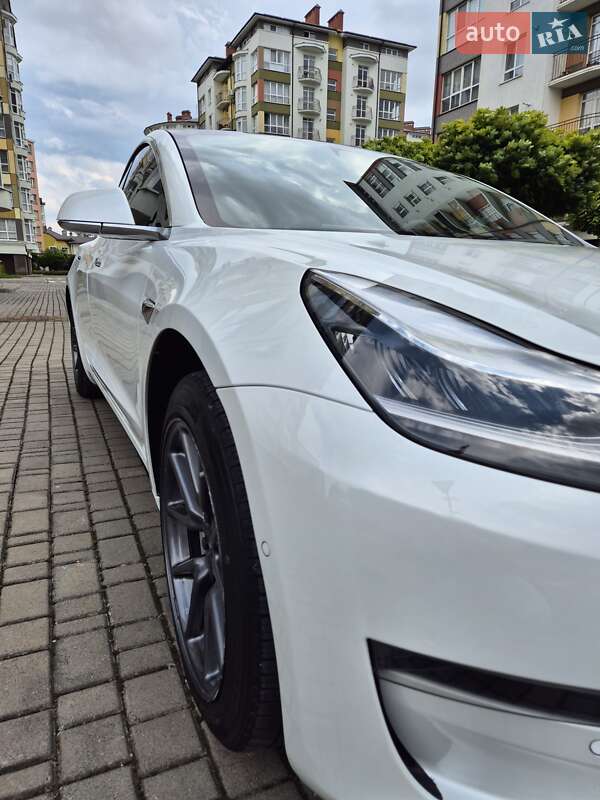 Седан Tesla Model 3 2020 в Івано-Франківську