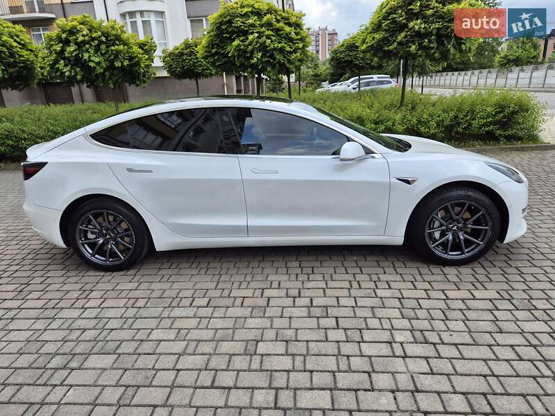 Седан Tesla Model 3 2020 в Івано-Франківську