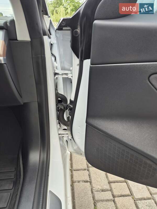 Седан Tesla Model 3 2020 в Івано-Франківську