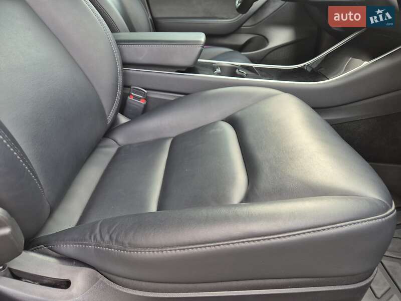 Седан Tesla Model 3 2020 в Івано-Франківську