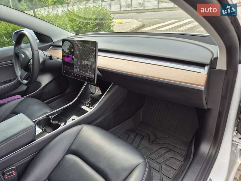 Седан Tesla Model 3 2020 в Івано-Франківську