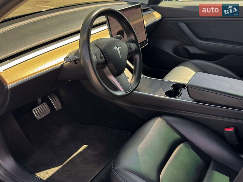 Седан Tesla Model 3 2019 в Киеве