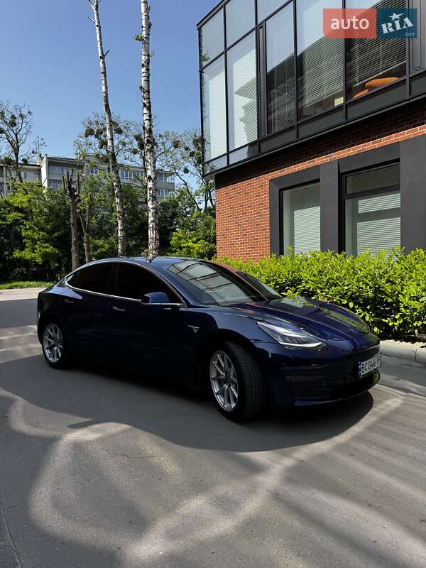 Седан Tesla Model 3 2018 в Львове