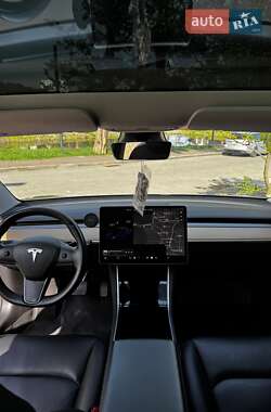 Седан Tesla Model 3 2018 в Львове