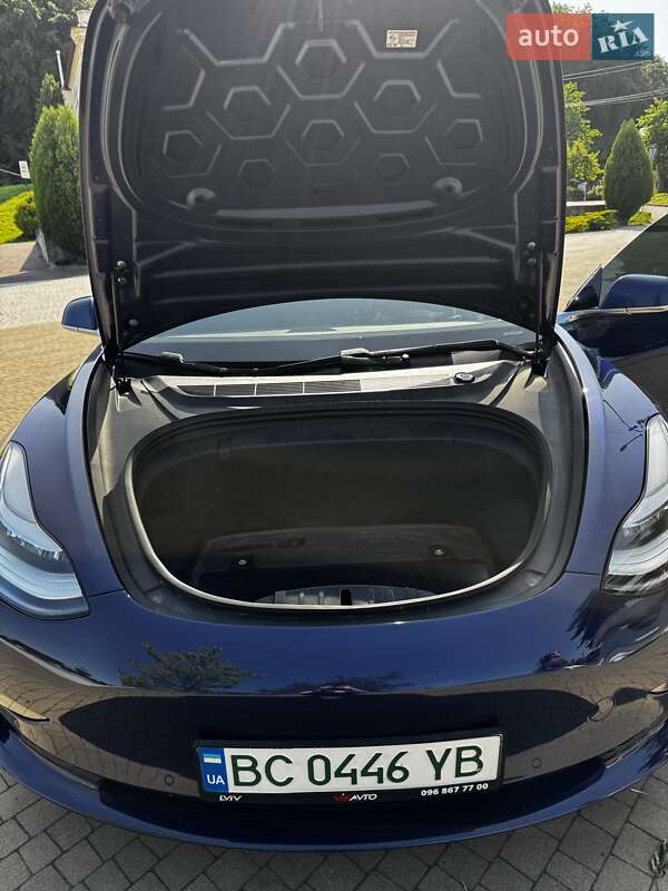 Седан Tesla Model 3 2018 в Львове