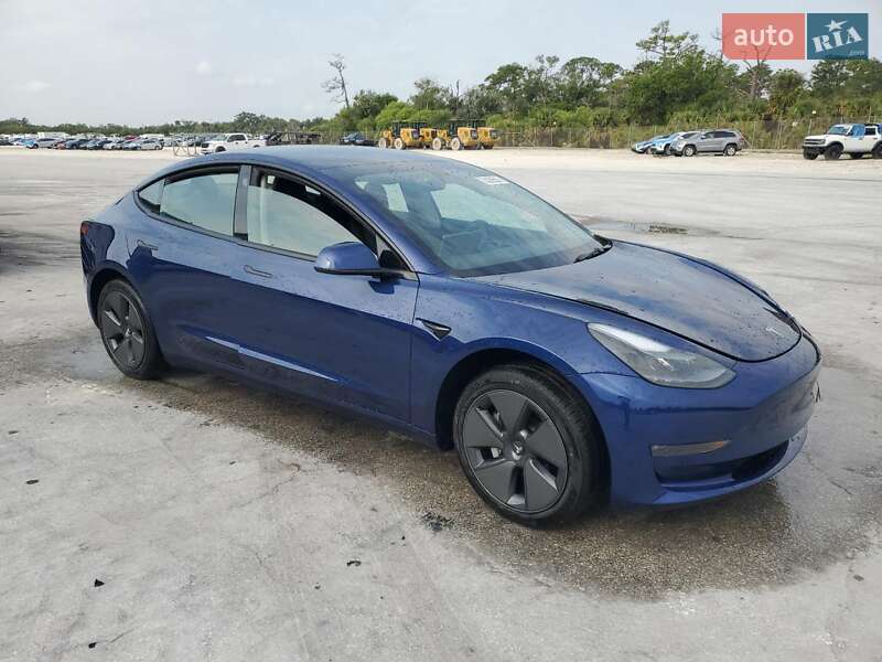 Седан Tesla Model 3 2023 в 