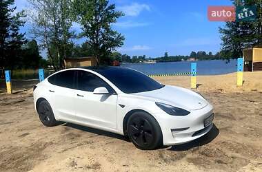 Седан Tesla Model 3 2022 в 