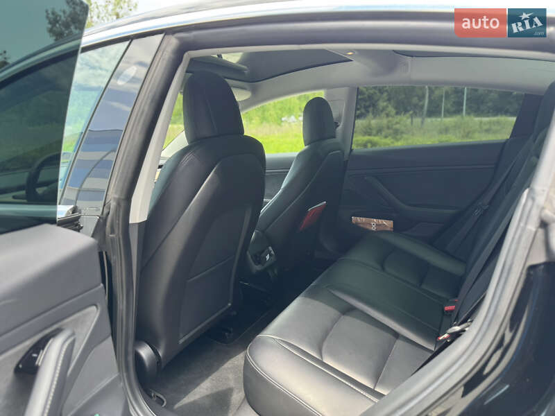 Седан Tesla Model 3 2019 в Львове