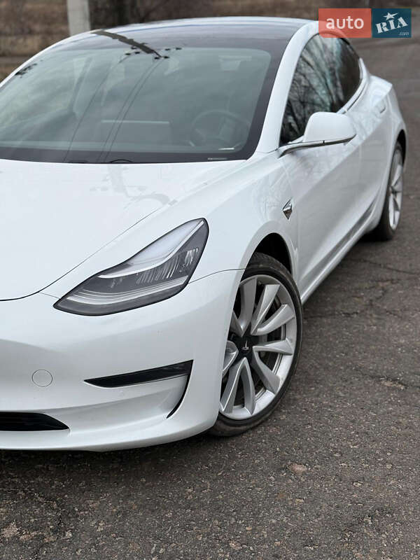 Седан Tesla Model 3 2019 в Киеве