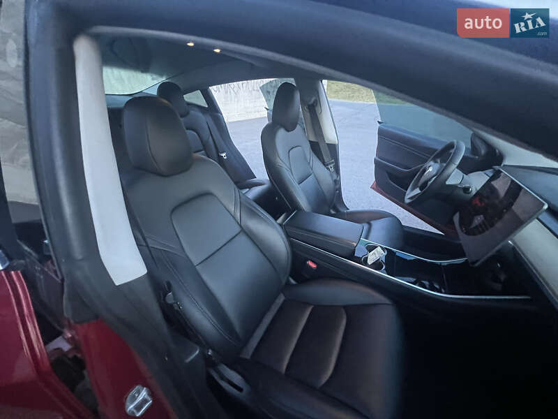 Седан Tesla Model 3 2020 в Львове