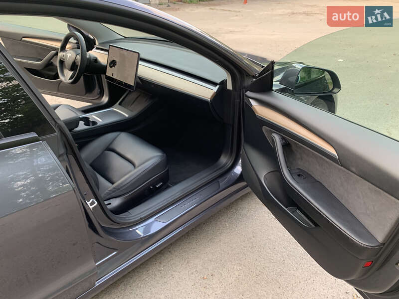 Седан Tesla Model 3 2021 в Киеве
