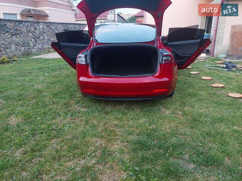 Седан Tesla Model 3 2019 в Ужгороде