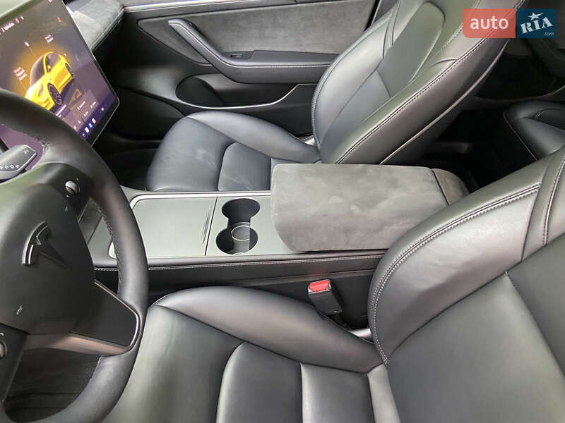 Седан Tesla Model 3 2023 в Львове