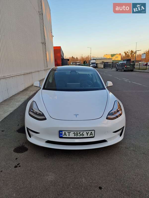 Седан Tesla Model 3 2020 в 