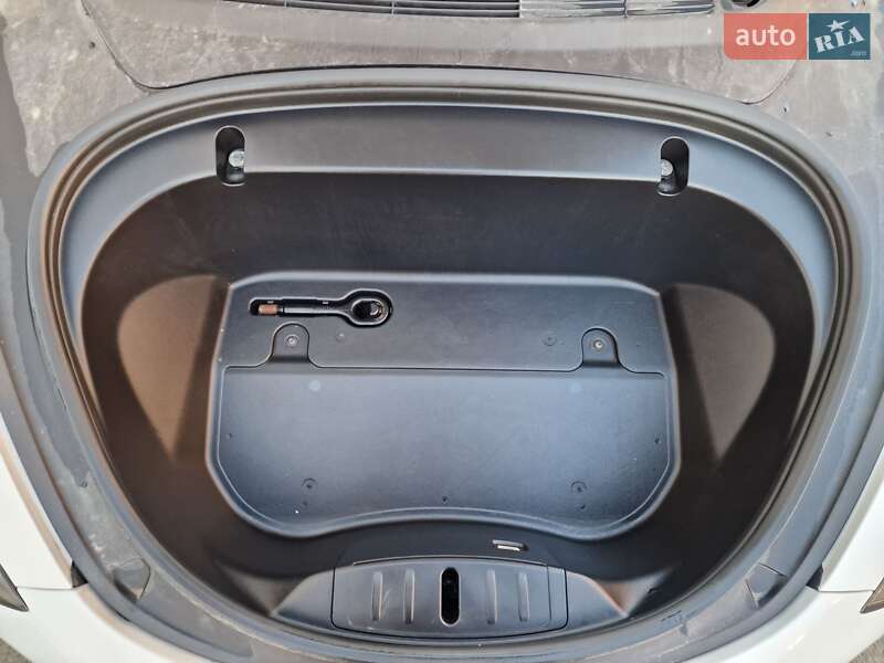 Седан Tesla Model 3 2020 в Луцке