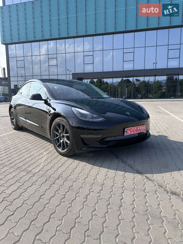 Седан Tesla Model 3 2022 в 