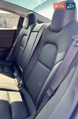 Седан Tesla Model 3 2023 в 
