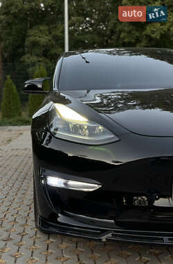Седан Tesla Model 3 2023 в 
