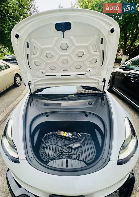 Седан Tesla Model 3 2021 в Киеве