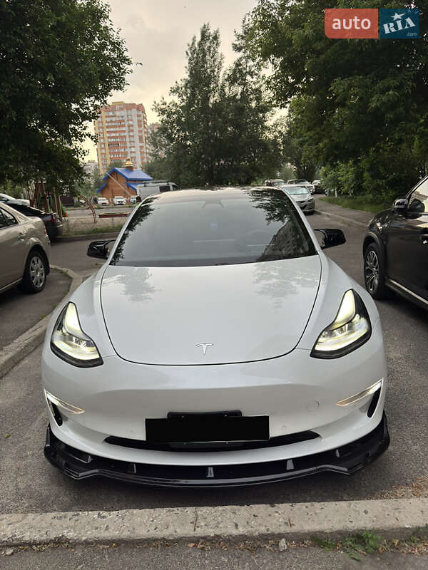 Седан Tesla Model 3 2021 в Киеве