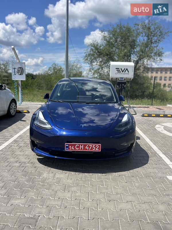Седан Tesla Model 3 2022 в 
