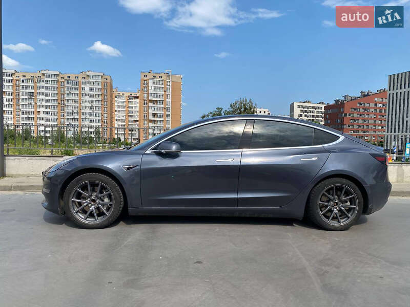 Седан Tesla Model 3 2020 в Львове