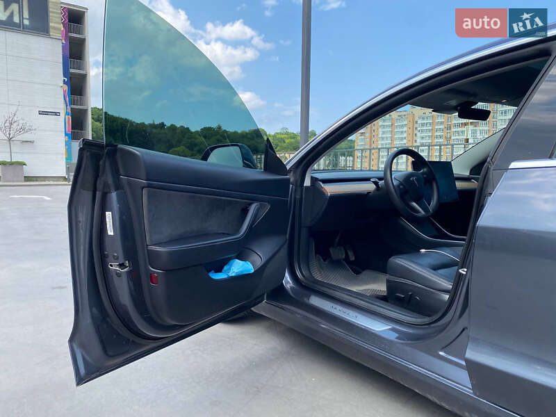 Седан Tesla Model 3 2020 в Львове