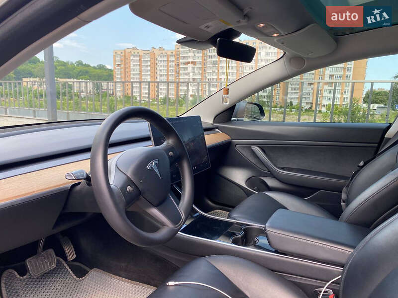 Седан Tesla Model 3 2020 в Львове