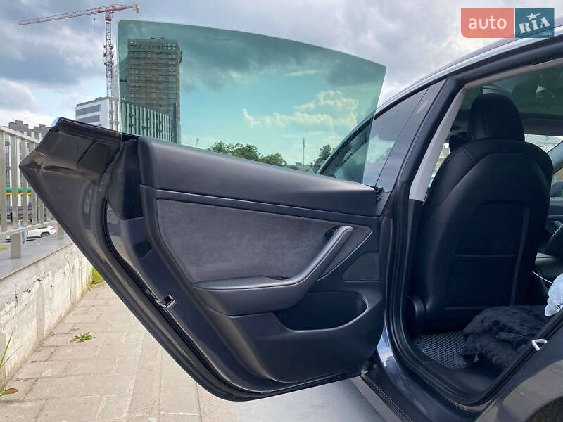 Седан Tesla Model 3 2020 в Львове