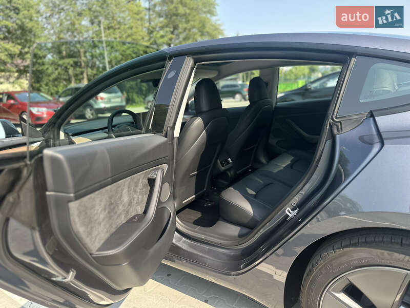 Седан Tesla Model 3 2023 в Ірпені
