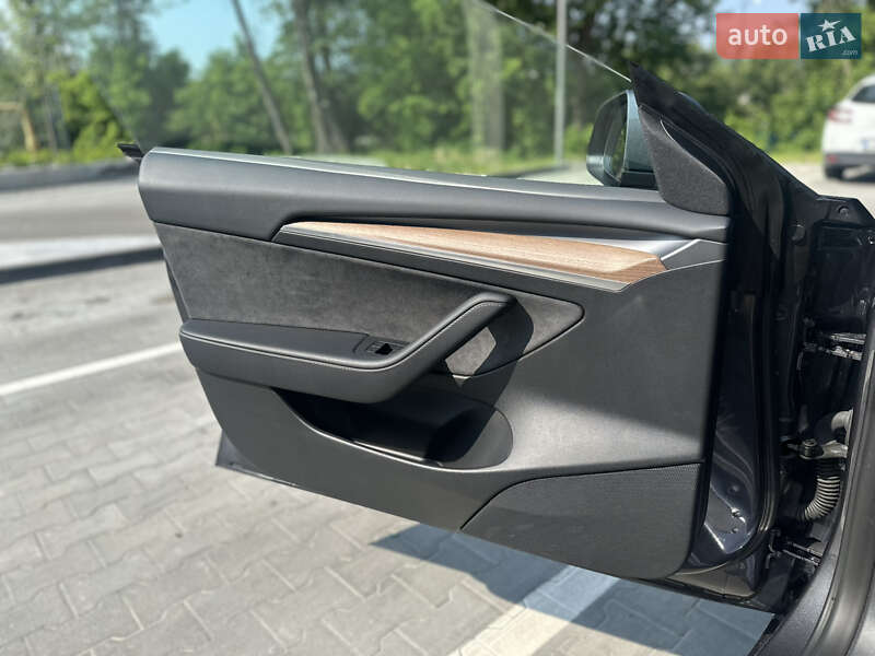 Седан Tesla Model 3 2023 в Ірпені