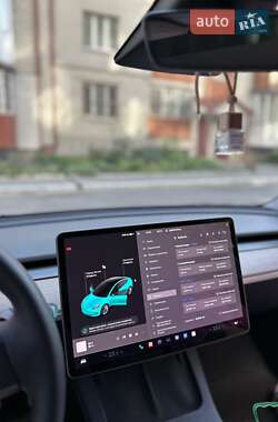 Седан Tesla Model 3 2022 в 