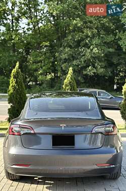 Седан Tesla Model 3 2022 в 