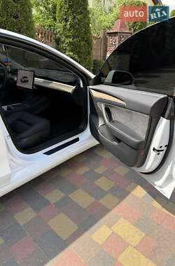 Седан Tesla Model 3 2023 в 