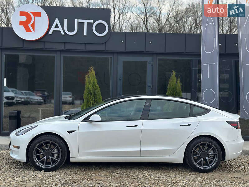 Седан Tesla Model 3 2022 в Львове