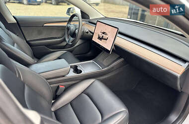 Седан Tesla Model 3 2022 в 
