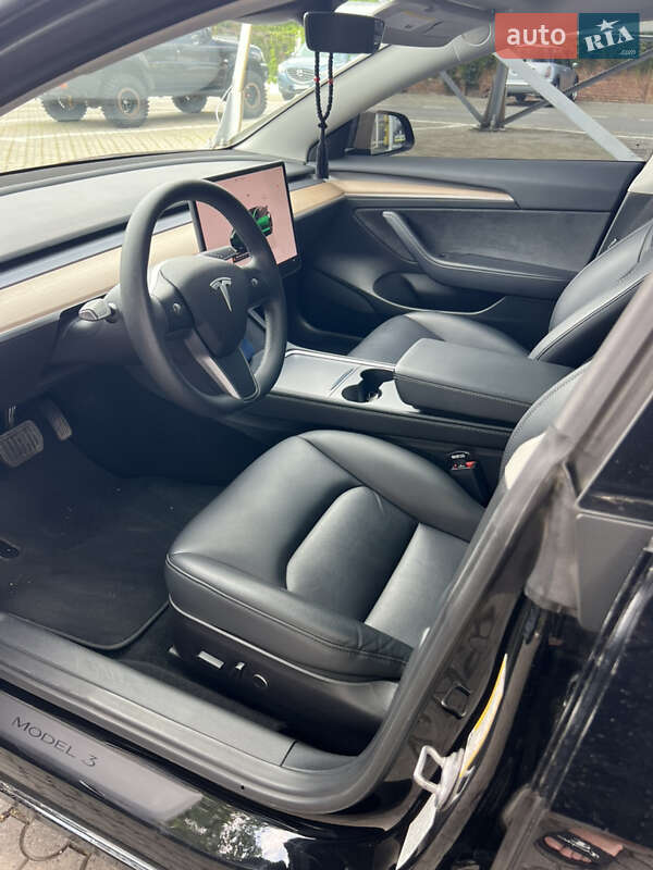 Седан Tesla Model 3 2022 в 