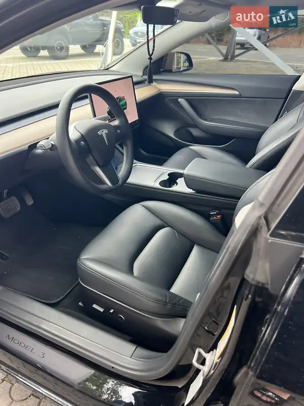 Седан Tesla Model 3 2022 в 