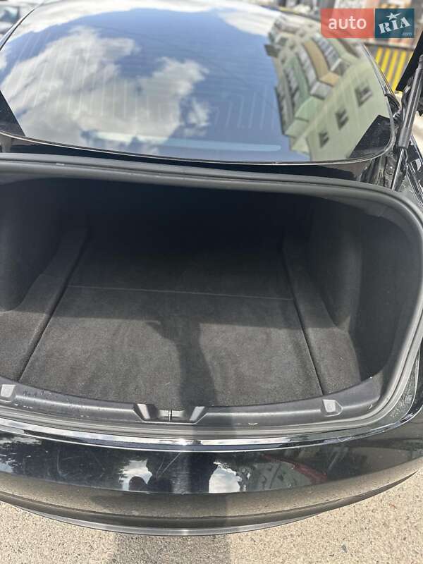 Седан Tesla Model 3 2020 в Ровно
