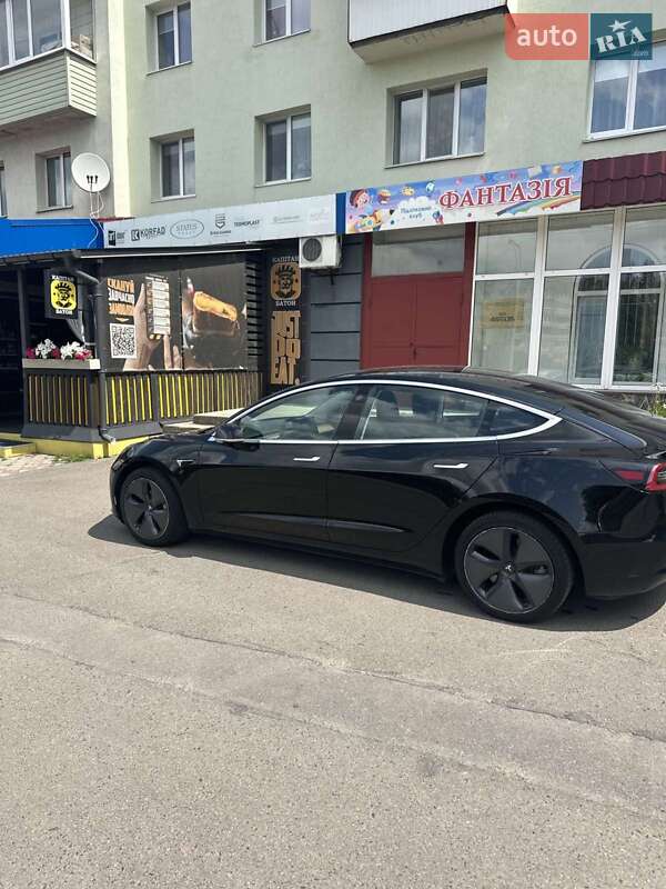 Седан Tesla Model 3 2020 в Ровно